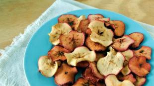 Λεπτομέρειες για το πώς να στεγνώσετε τα μήλα στο φούρνο μικροκυμάτων για το χειμώνα